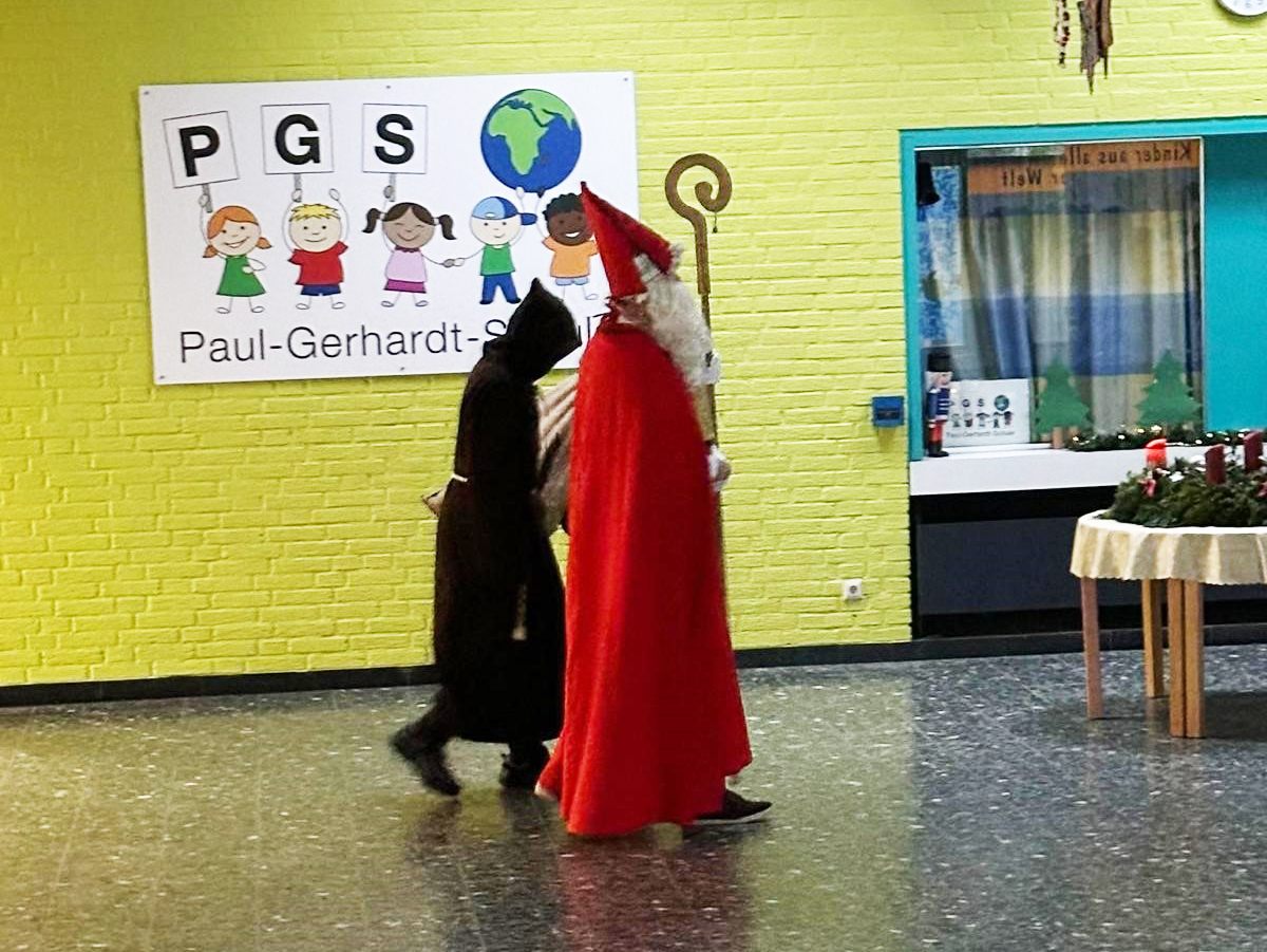 Nikolaus und Knecht Ruprecht laufen durch den Flur der Paul-Gerhardt-Schule