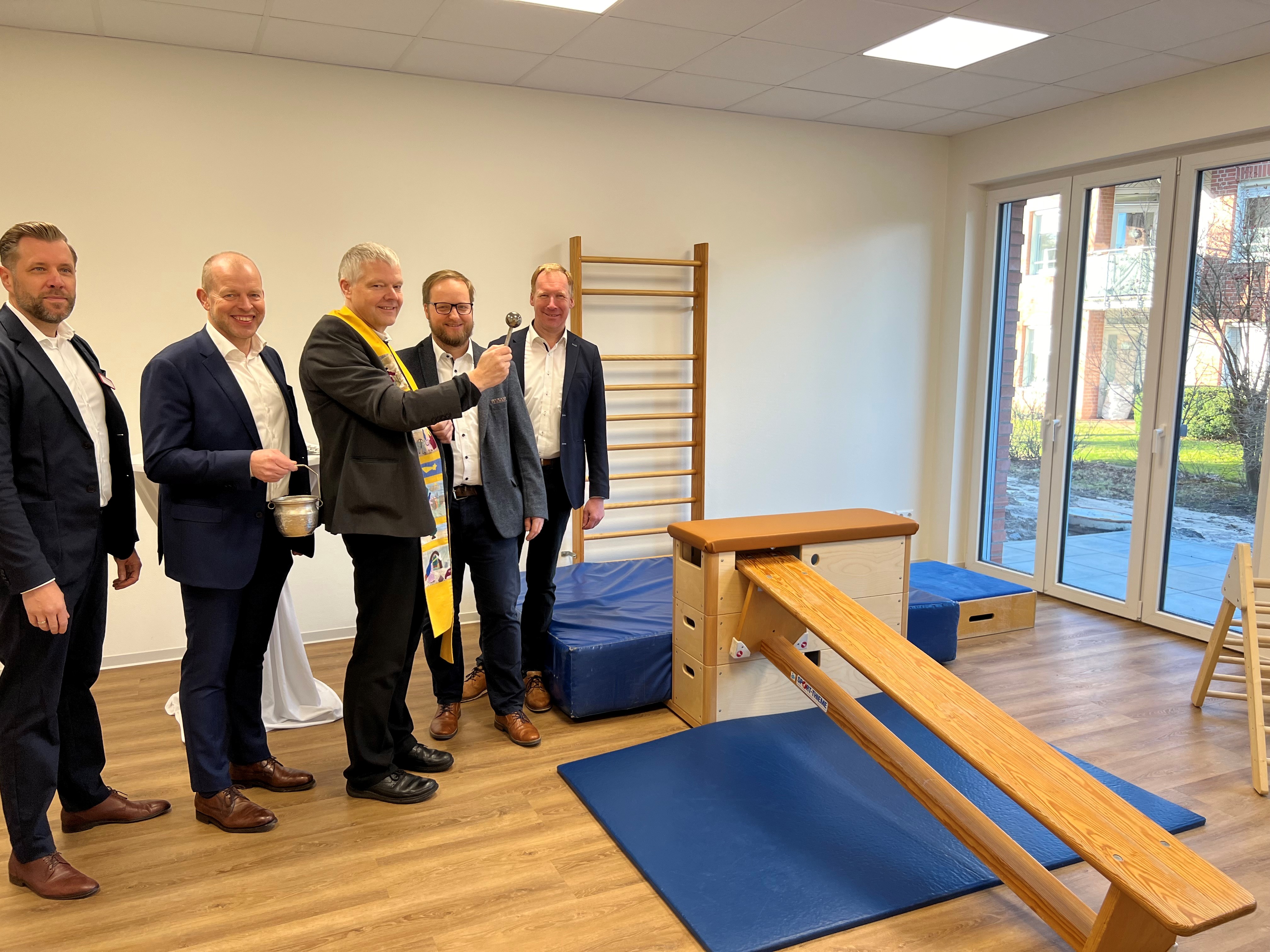 Pfarrer Thomas Burke segnet die neuen Räumlichkeiten in Anwesenheit von Ansgar Vehr, Frank Surmann und Stefan Kerk.
