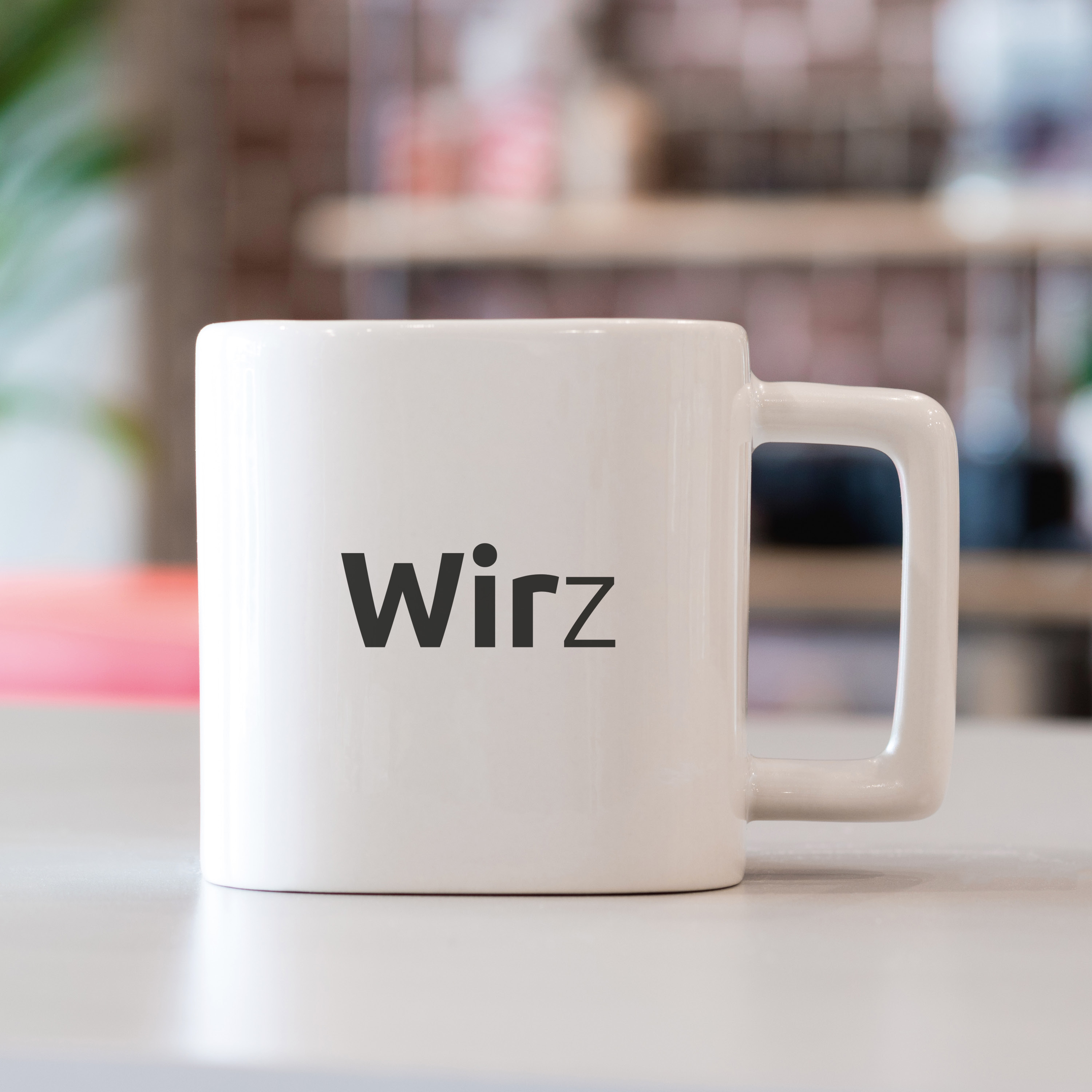 Eine weiße Tasse mit schwarzer Schrift: 