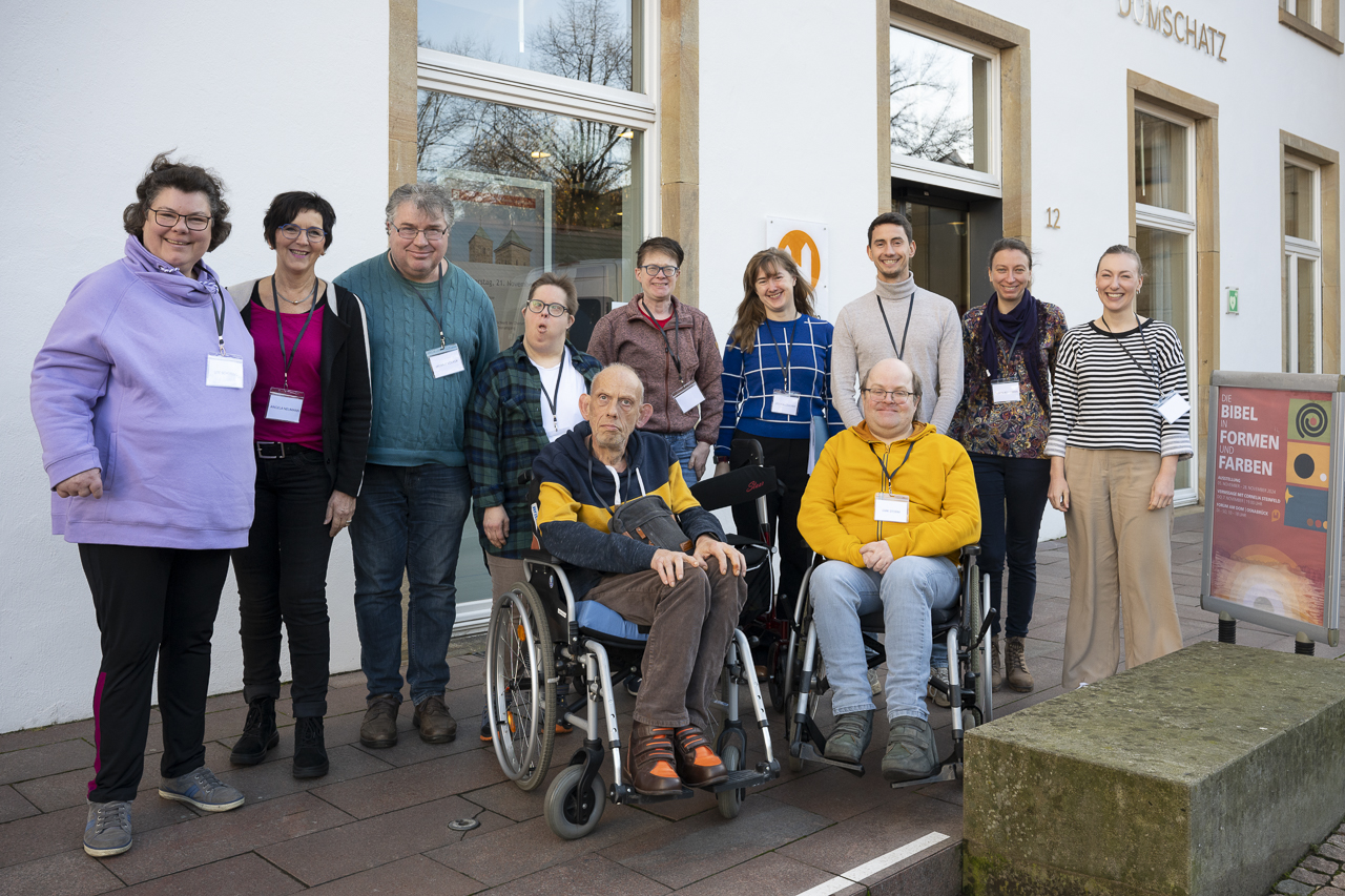 Eine Gruppe von Menschen vor dem Eingang des Diözesanmuseums Osnabrück