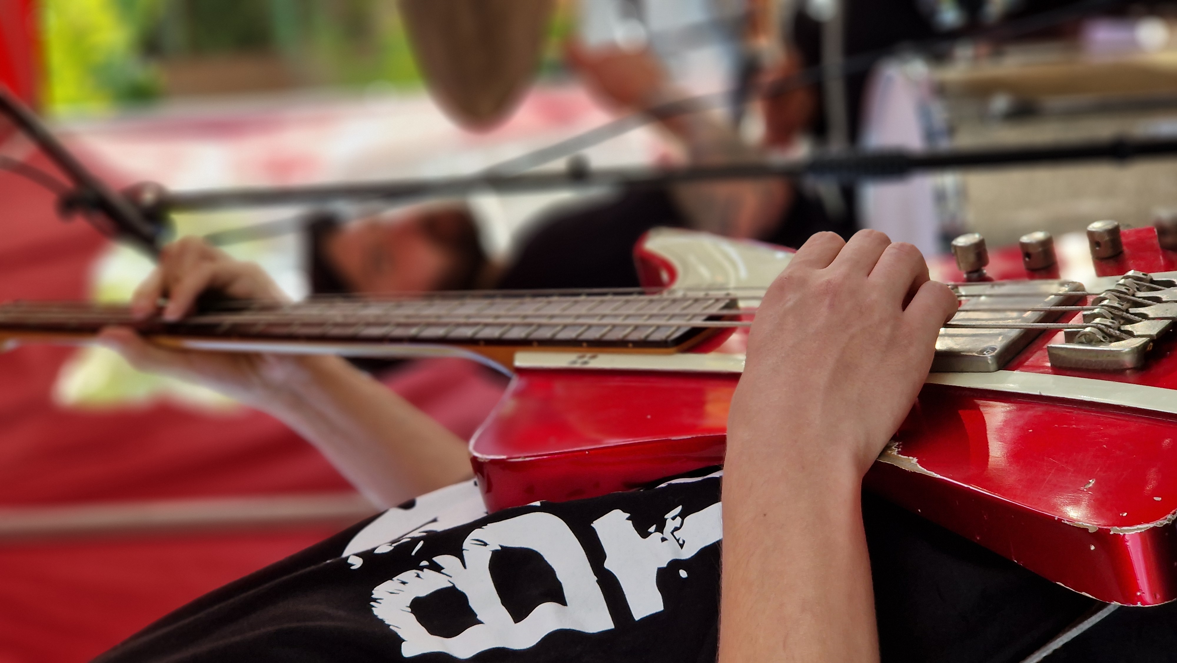 Eine rote Gitarre in der Nahaufnahme.