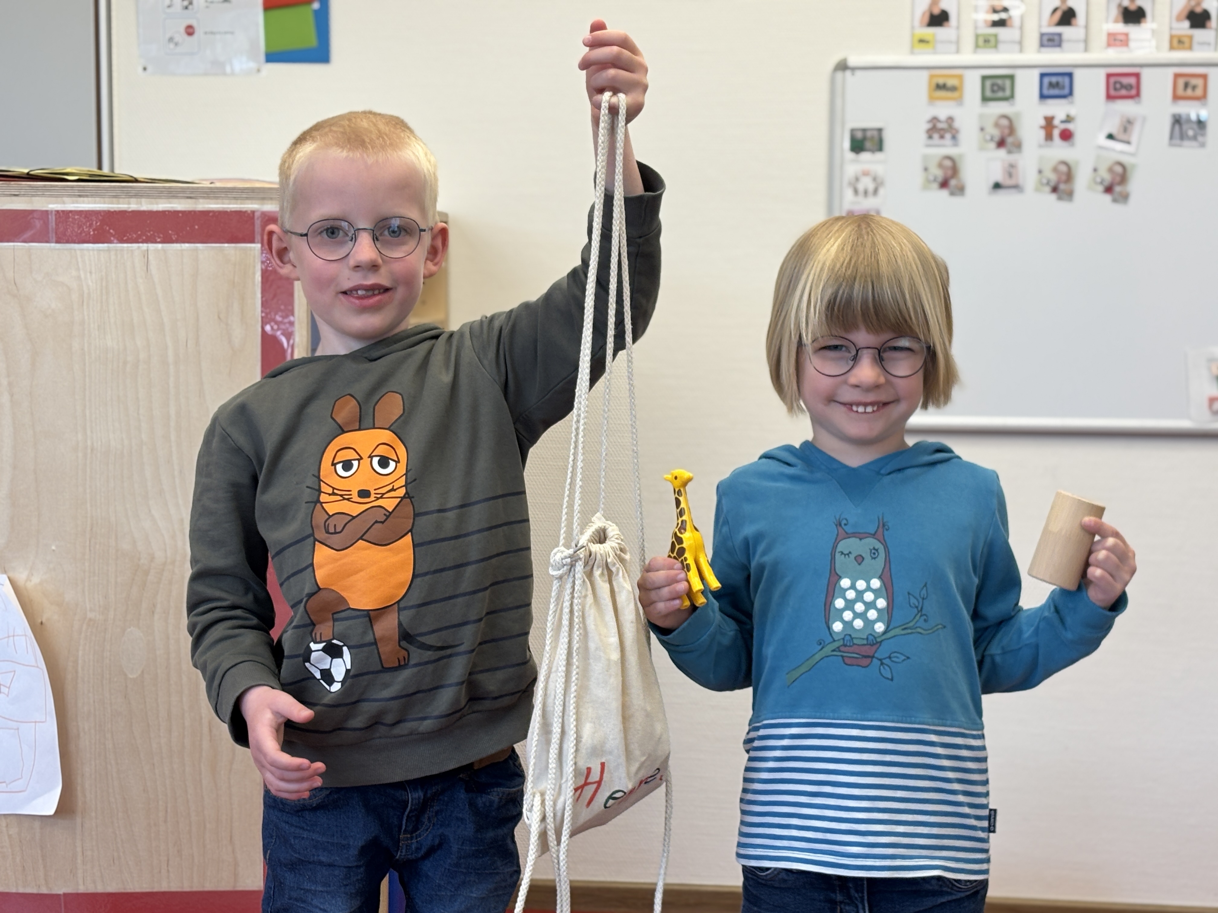 Die Kinder der Kita Kunterbunt freuten sich &uuml;ber ein Begr&uuml;&szlig;ungsgeschenk: einen Rucksack mit Playmobilfiguren der Stiftung Kinderf&ouml;rderung von Playmobil und Holzkl&ouml;tzchen, die im Christophorus-Werk hergestellt wurden.