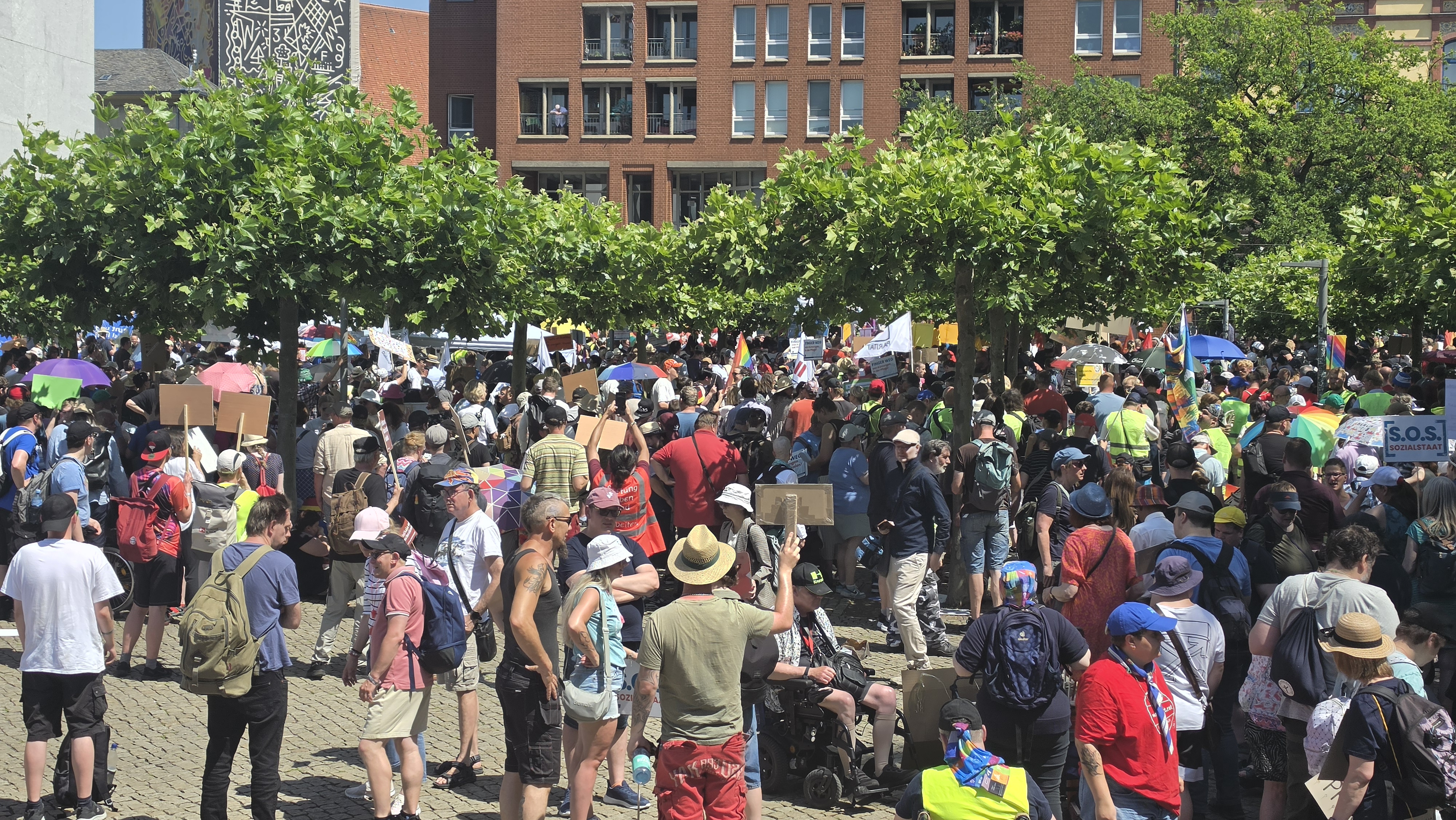 Gro&szlig;e Versammlung von tausenden Menschen auf einem Platz in Hannover.