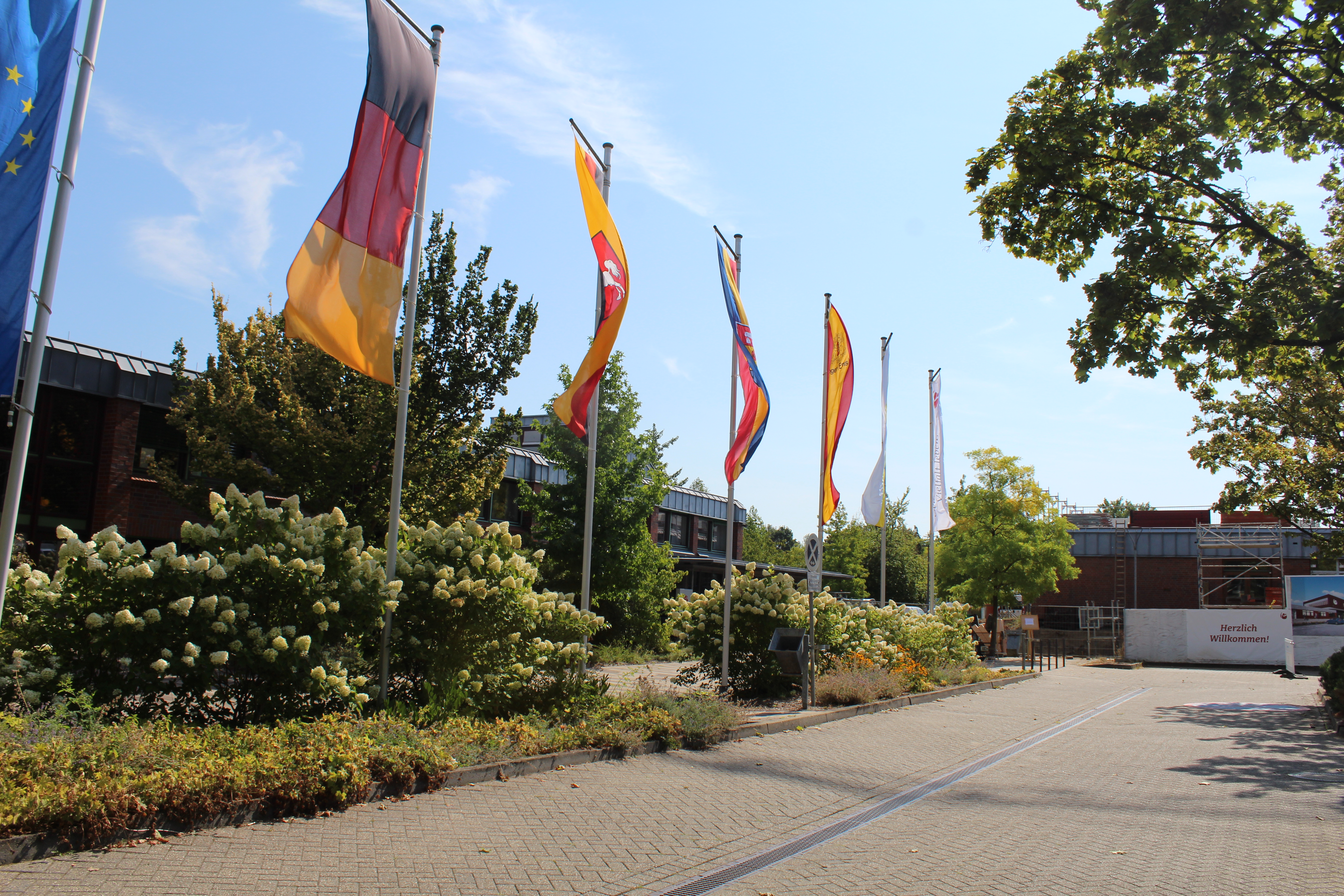 Fahnen vor dem CWL-Geb&auml;ude