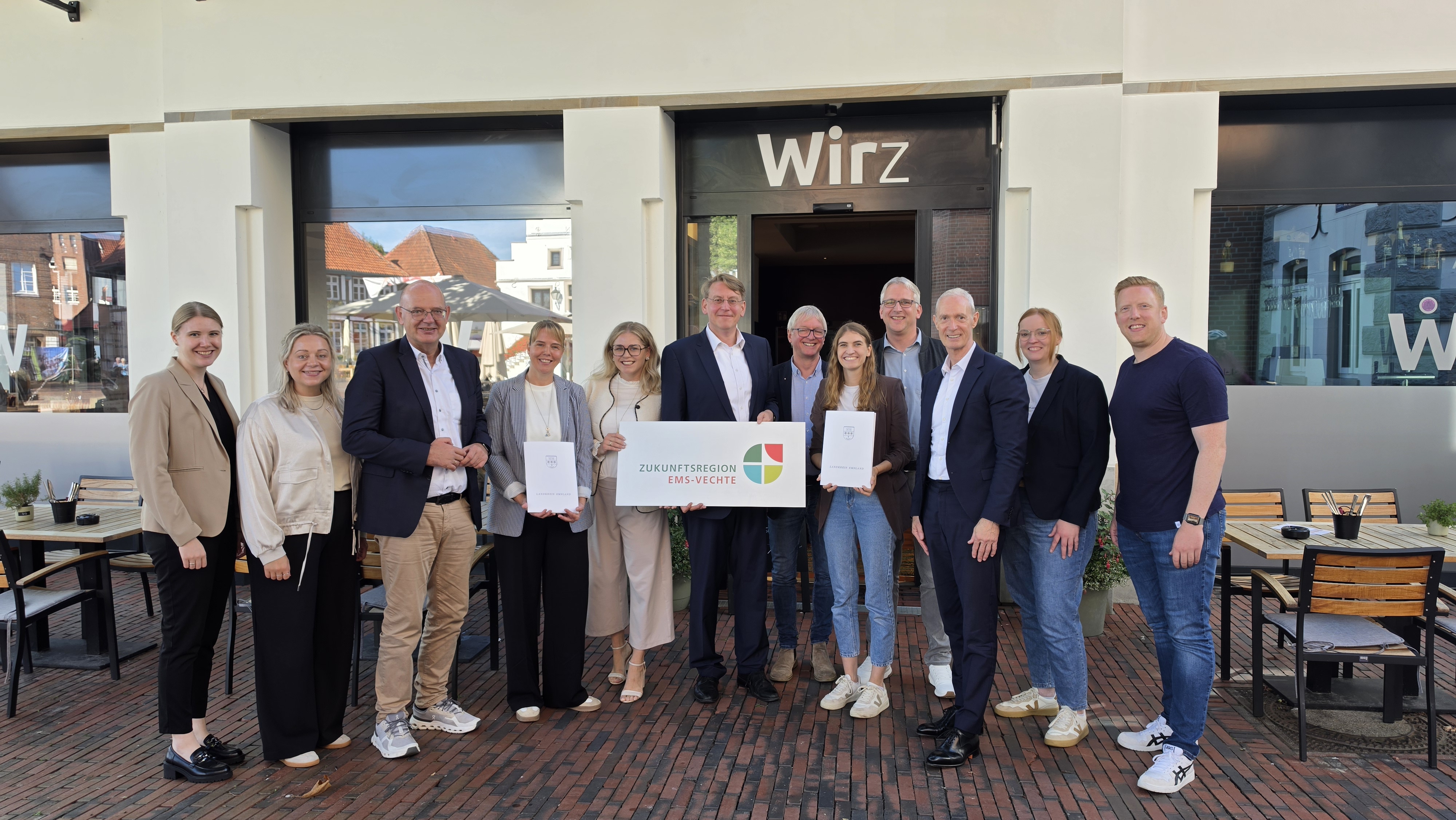 Menschen stehen in einer Reihe vor dem Restaurant Wirz.