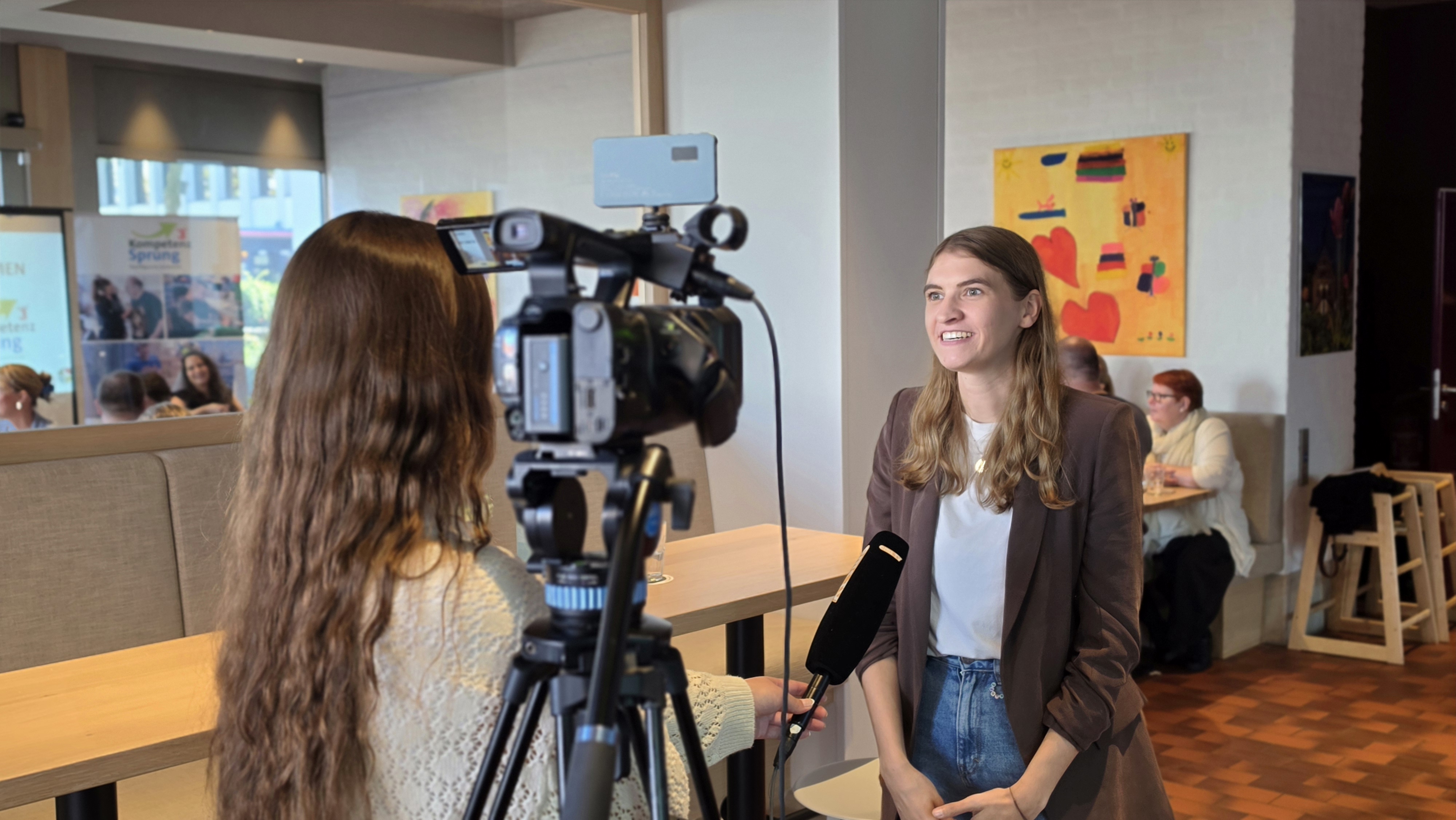 Projektleiterin Sarah Jansen im Interview mit emsTV.