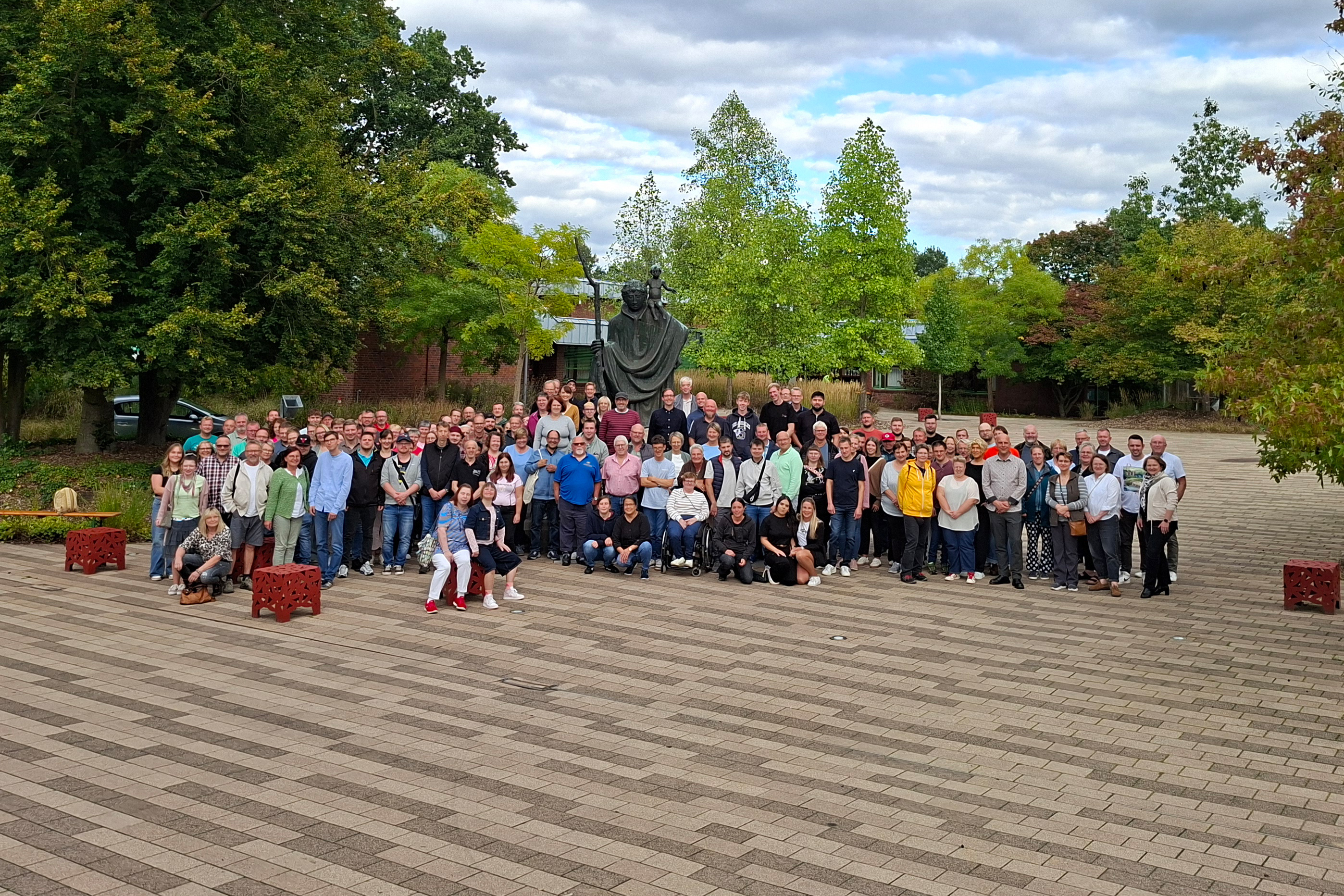 Gruppenfoto mit 170 Menschen auf dem Marktplatz des Christophorus-Werkes. 