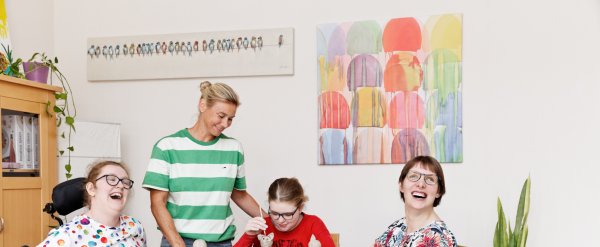 Drei Frauen sitzen am Tisch und töpfern Tier-Figuren.