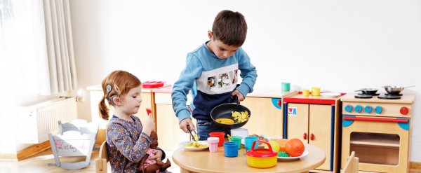 Zwei Kinder in der Kinderküche.