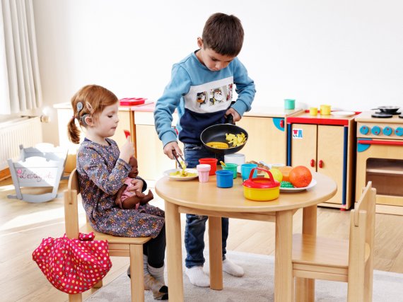 Zwei Kinder in der Kinderküche.