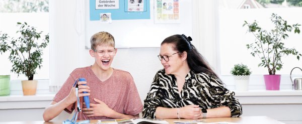 Fachkraft und ein Schüler nutzen beim Lesen den Any Book Reader.