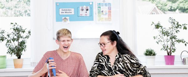 Fachkraft und ein Schüler nutzen beim Lesen den Any Book Reader