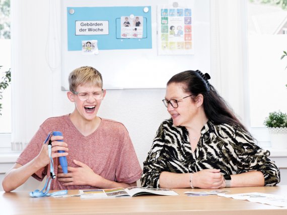 Fachkraft und ein Schüler nutzen beim Lesen den Any Book Reader.