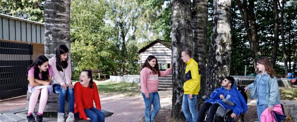 Schülerinnen und Schüler verschiedenen Alters auf dem Pausenhof.