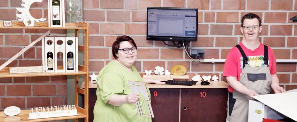Beschäftigte stellen in der Werkstatt verschiedene Objekte aus Holz her.