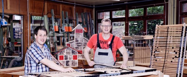 Zwei Beschäftigte bei der Lattenrost-Produktion.