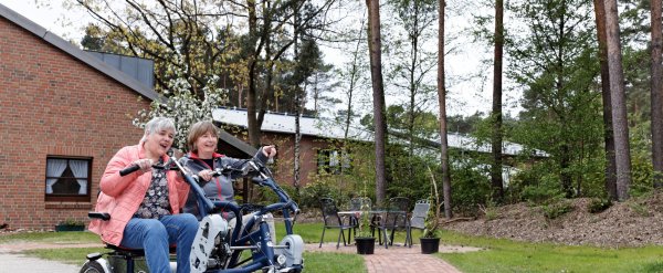 Zwei Frauen fahren auf einem E-Tandem.