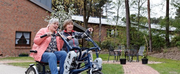 Zwei Frauen fahren auf einem E-Tandem.